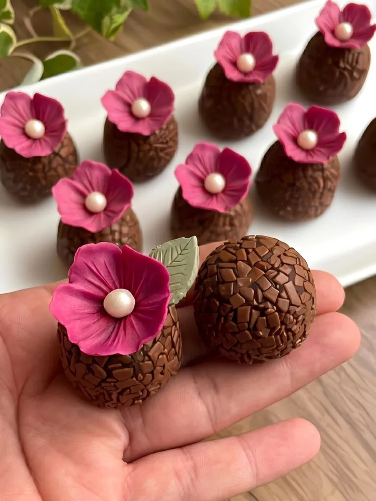 Doce com flores de açúcar